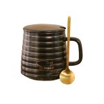 ماگ سرامیکی درب‌دار قهوه‌ای همراه با قاشق طلایی